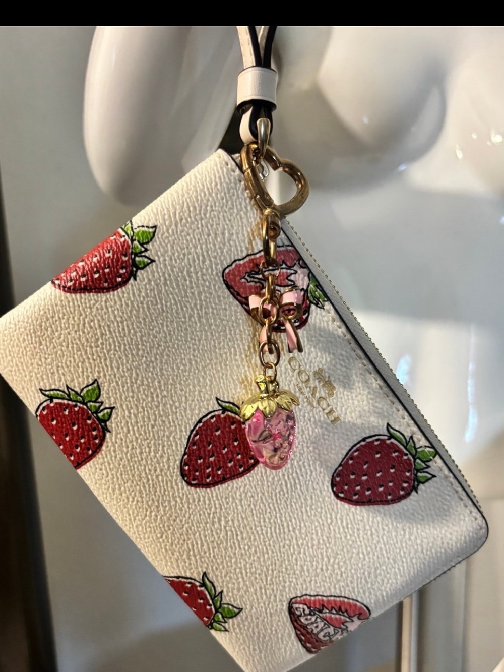 Coach Strawberry Print
Corner Zip Wristlet
CBB81